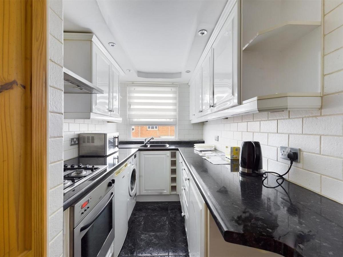 Parsonage Leys Apartment Harlow Exterior foto