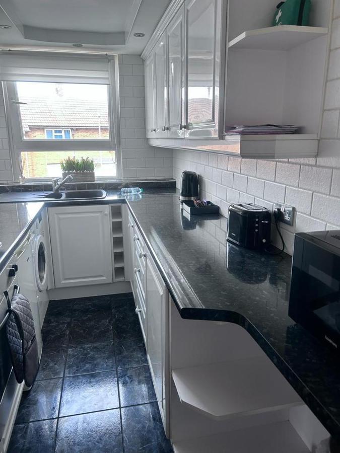 Parsonage Leys Apartment Harlow Exterior foto